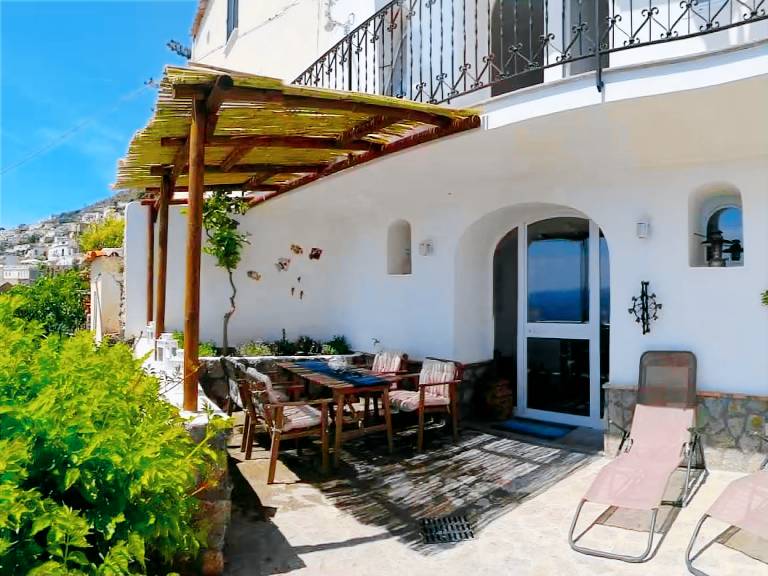 Holiday apartment with yard — photo 3