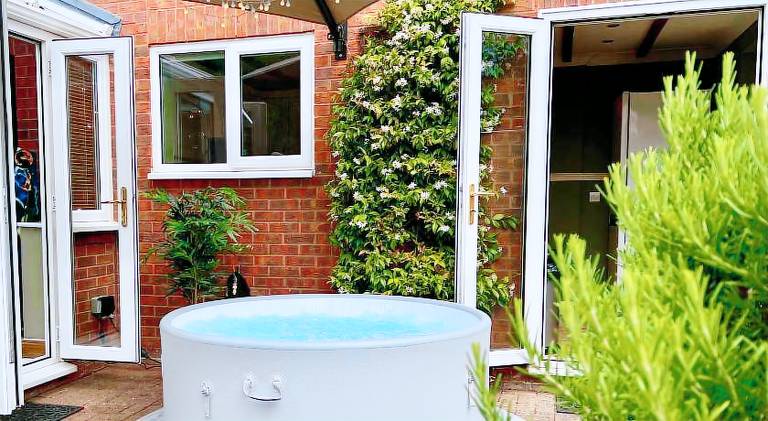 Vacation home with jacuzzi | Pets are welcome in Tewkesbury