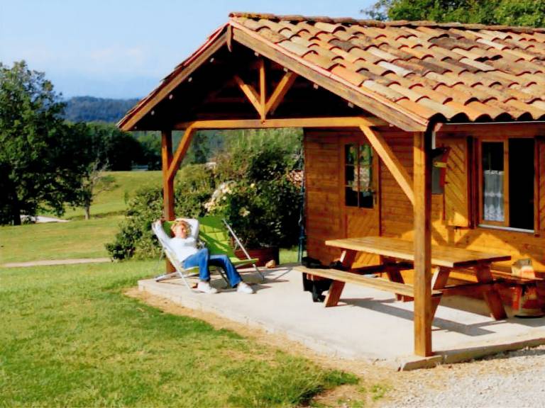 Family-friendly chalet with patio & heated pool | Dogs allowed — photo 4