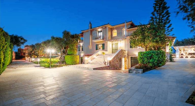 Villa with pool — photo 5