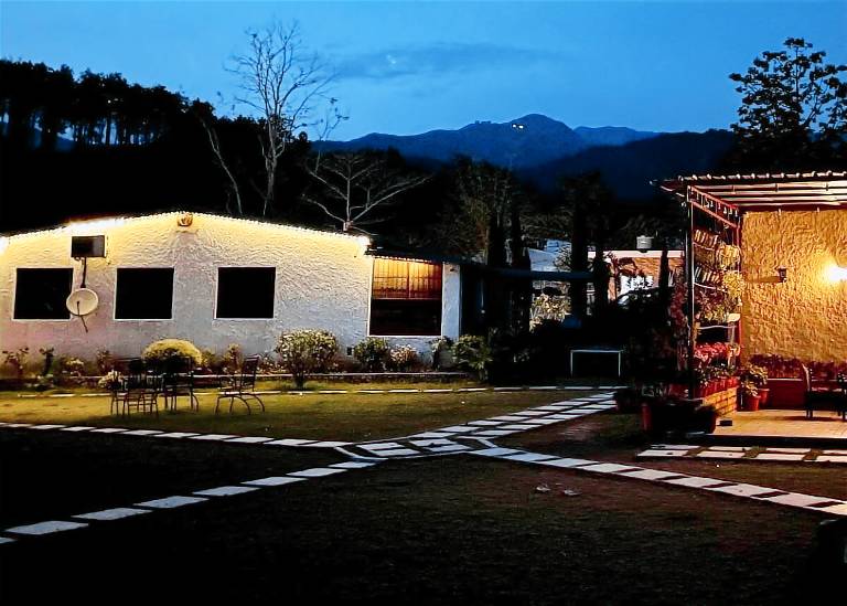 Villa with barbecue, yard & jacuzzi in Vikasnagar