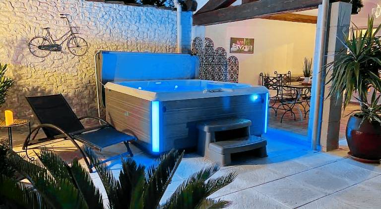House with yard, patio & hot tub — photo 4