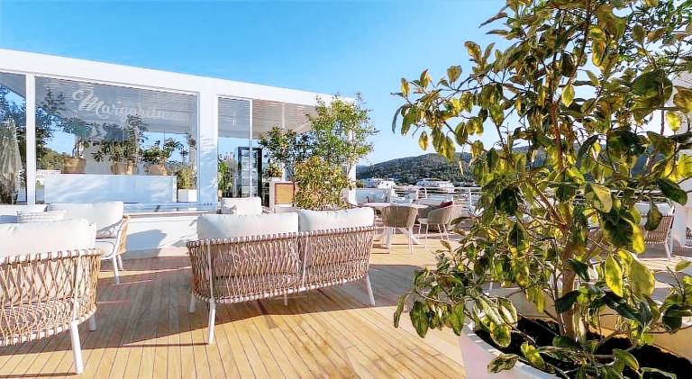 Serviced apartment with jacuzzi, garden & terrace — photo 3