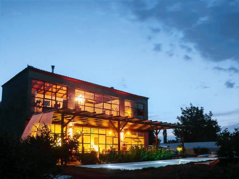 Beautiful lodge with patio, yard & pool | Pets allowed in Seferihisar