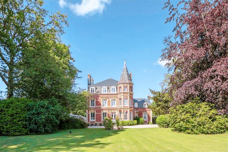 Family-oriented wonderful castle with barbeque, patio & yard | Pets allowed — photo 2