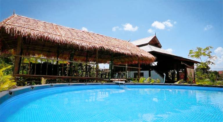 House with pool — photo 3