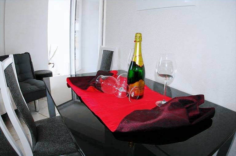 Rental apartment with yard & patio — photo 5