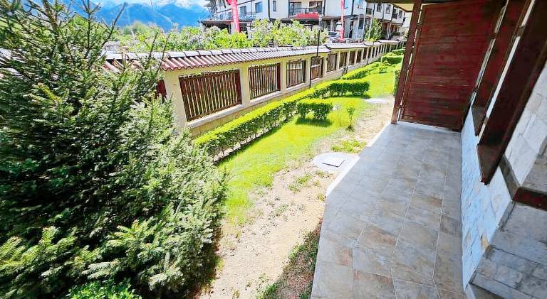 Rental apartment with patio & yard — photo 4