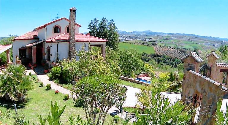 Fully equipped big villa with yard, private pool & barbeque | Pets allowed — photo 2