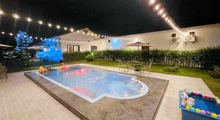 Vacation home with pool — photo 3