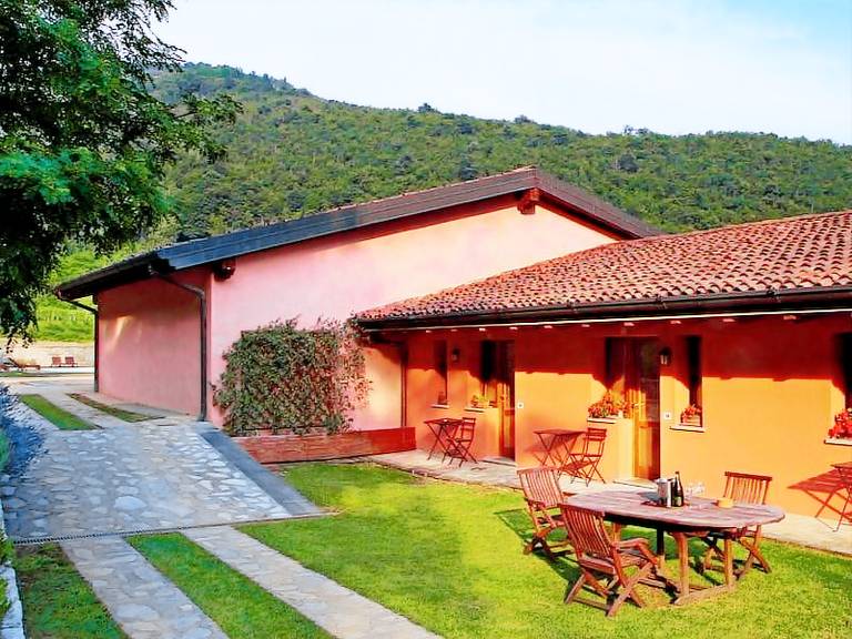 House with barbeque, terrace & yard — photo 5