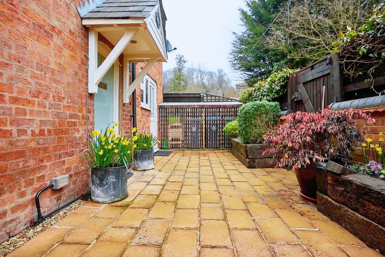 Family-oriented cottage with yard | Pets allowed — photo 2