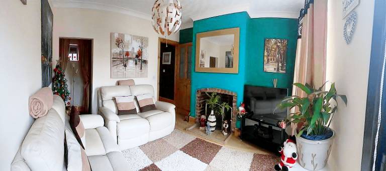 House Sleeps 4 Garden on street parking