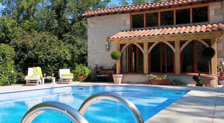 Vacation home with pool, BBQ & patio — photo 2