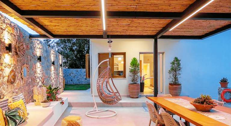Villa with jacuzzi, patio & private pool — photo 5