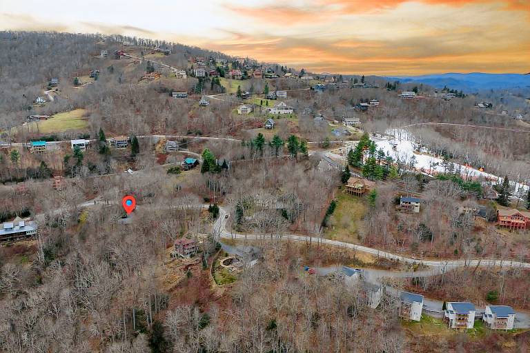 2 Master Suite Cabin! Walk to Appalachian Ski Mtn. Hot Tub, Game Room & Fire Pit — photo 4