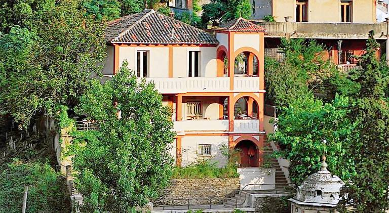 Fully equipped villa with jacuzzi, terrace & yard | Good for workation | Pets allowed in Barcelona