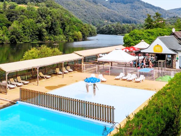 Lovely mobile home with patio & heated pool | Pets are welcome in Figeac
