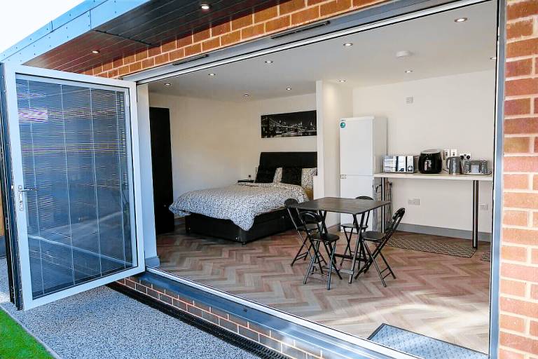 Pension Ashton-under-Lyne