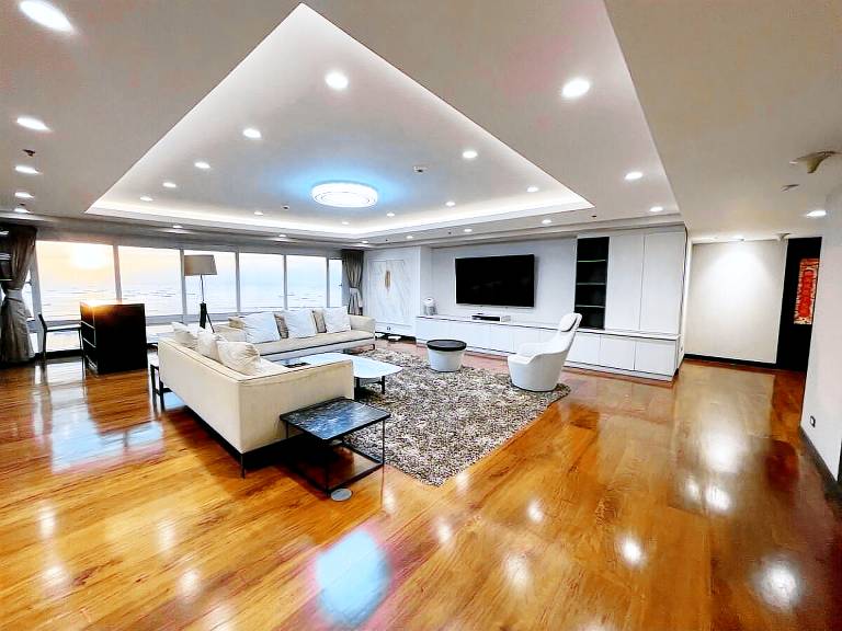 Vacation home with 5 rooms for 16 persons in Manila