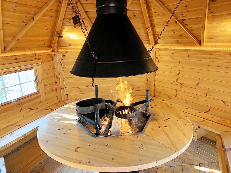 Chalet with jacuzzi, grill & yard | Garden view — photo 3