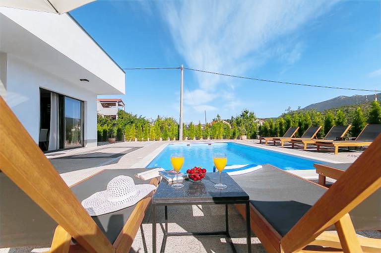 Vacation home with barbecue, private pool & yard | Mountain view — photo 2