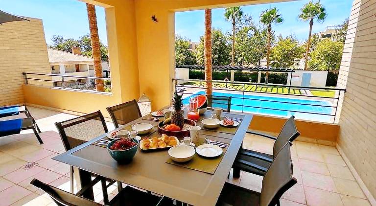 Apartment with pool — photo 3