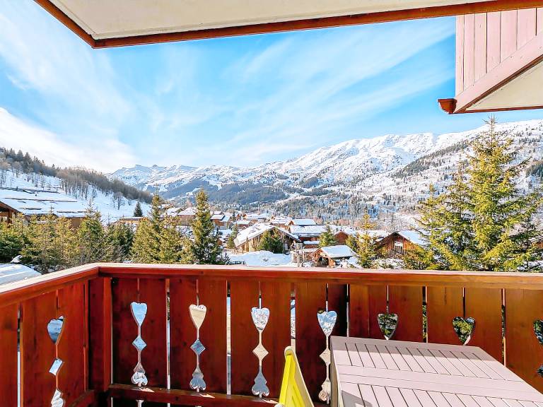 Bright apartment near slopes with pool access, pets allowed — photo 5