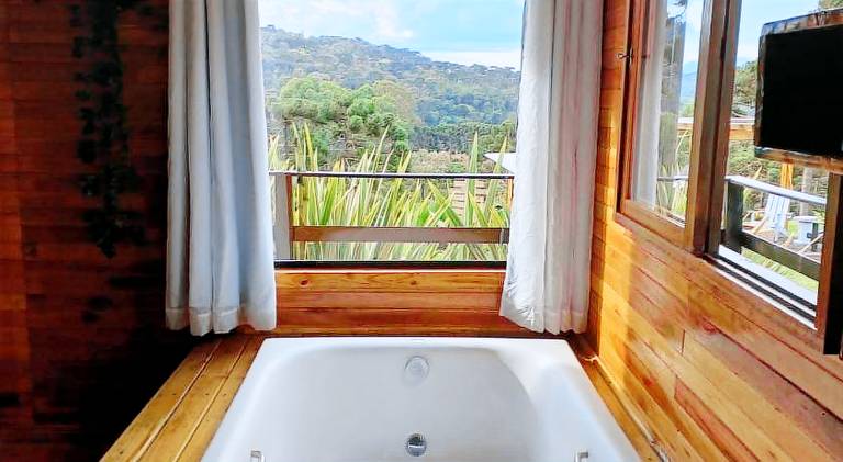 Lodge with jacuzzi & garden — photo 3
