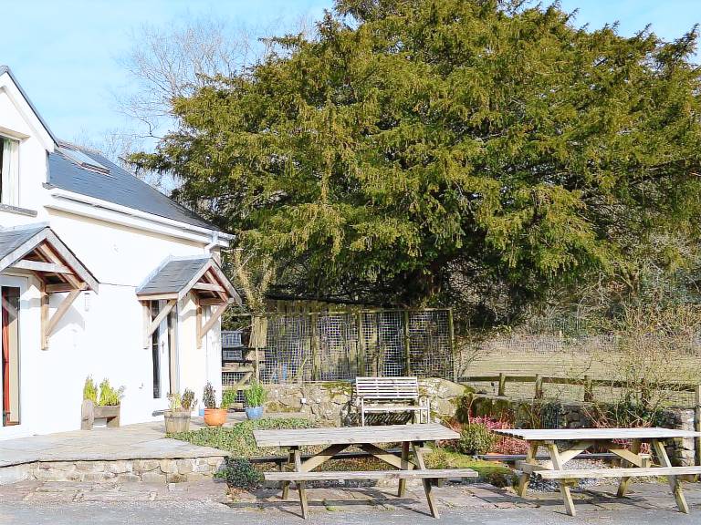 Cottage with BBQ & garden in Carmarthen