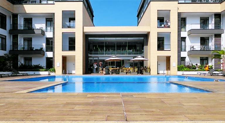 Serviced apartment with pool, patio & yard | Pets allowed — photo 2