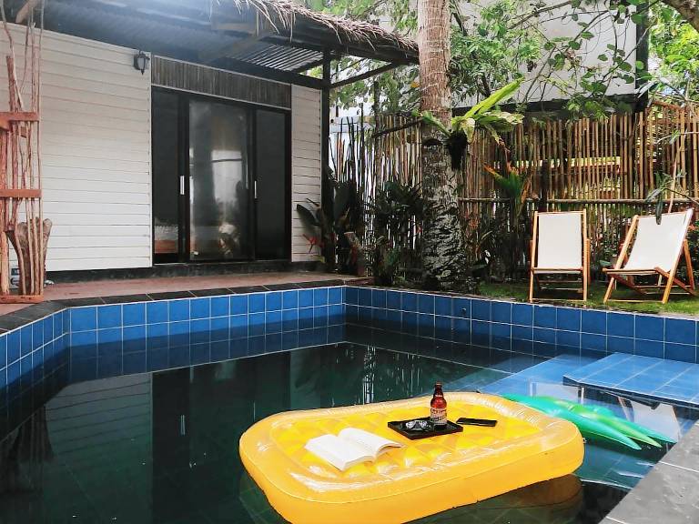 Vacation home with pool — photo 2