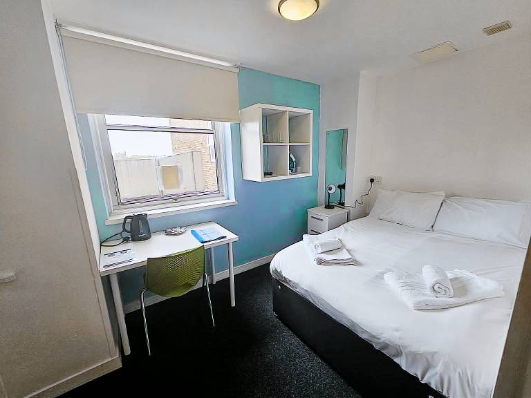 2 Budget En Suite Rooms w Kitchen in Coventry