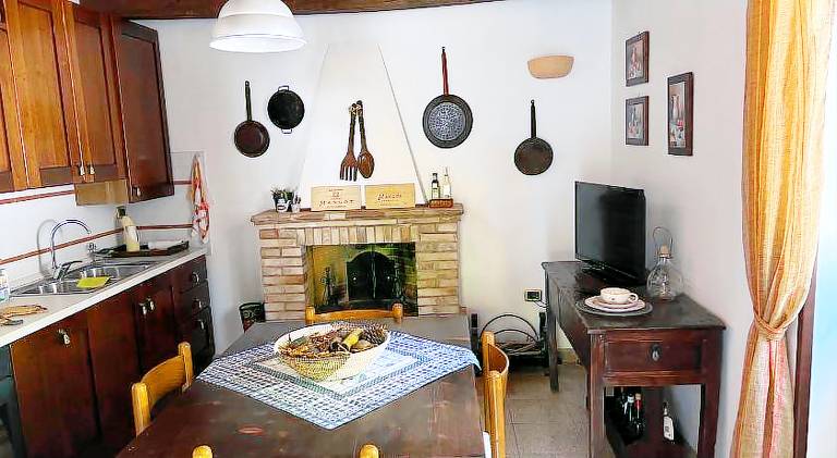 Beautiful serviced apartment with yard & patio | Perfect for remote work | Pet-friendly — photo 5