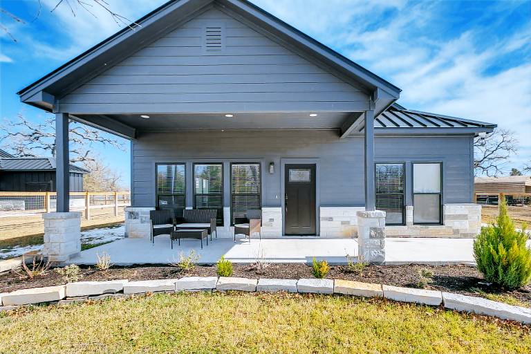 ‘Roo's Hideaway’ Modern 3BR Near Round Top & A&M! in Burleson, TX