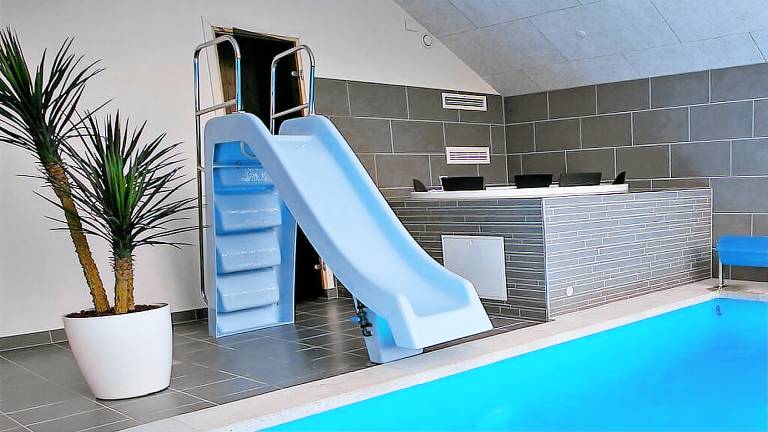 Vacation home with yard, sauna & private pool — photo 3