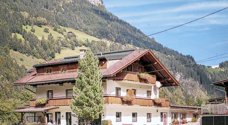 Holiday apartment with garden in Finkenberg