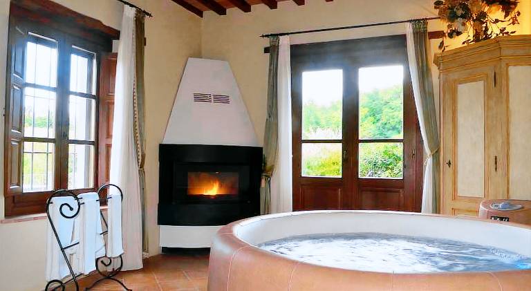Farm with pool, barbeque & jacuzzi — photo 2