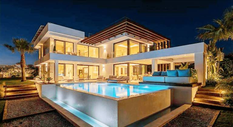 Villa with hot tub & pool in Estepona