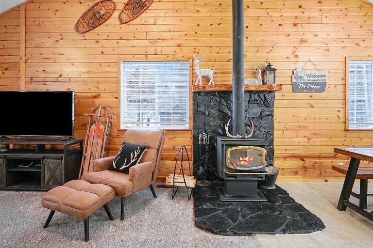 Basecamp - Cabin, Private Fenced Beauty! Detached Game Room, Darts, Basketball, Foosball — photo 2