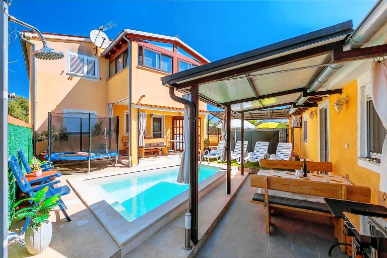 Holiday apartment with yard, private pool & terrace — photo 2