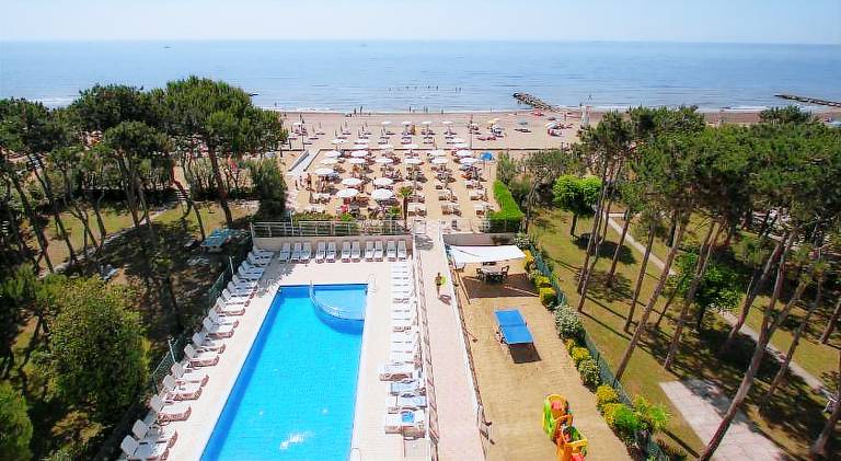 Wonderful serviced apartment with patio & pool | Beach nearby | Dogs allowed — photo 2