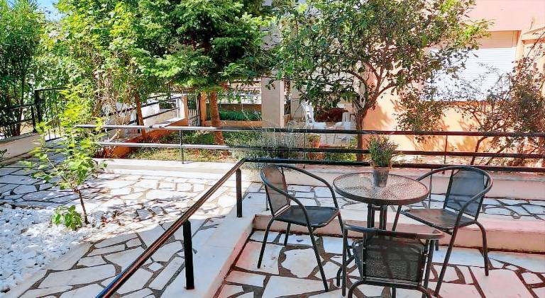 Vacation home with patio, garden & grill — photo 4