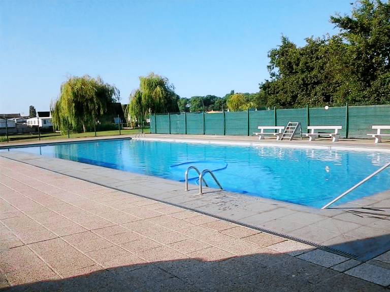 Simple chalet with shared pool on holiday park — photo 2