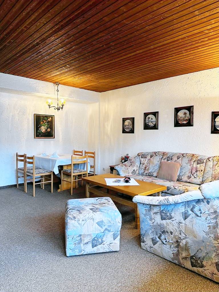 Holiday apartment with yard, pool & sauna in See