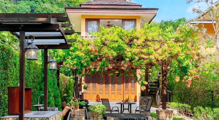 Villa with pool & yard in Ko Chang
