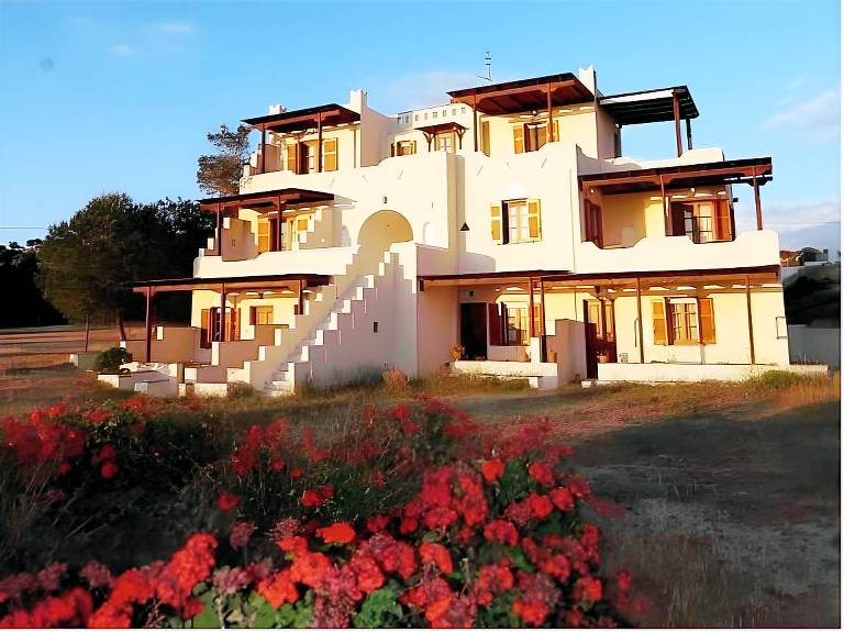 Rental apartment with patio, yard & BBQ in Naxos