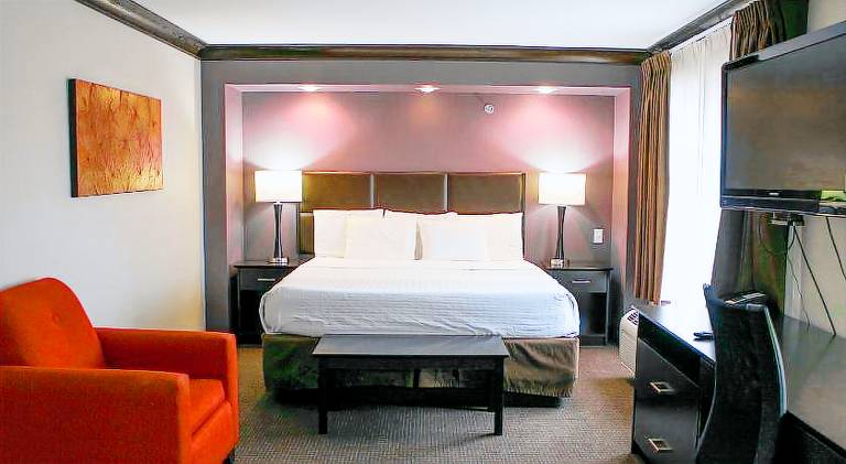 Parkwood Inn & Suites — photo 2