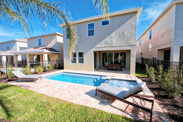 Family-friendly vacation home with private pool | Pets are welcome — photo 3