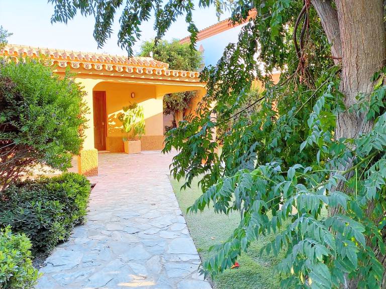 Lovely house with yard, terrace & pool | Beach view | Close to the beach | Pets allowed — photo 3
